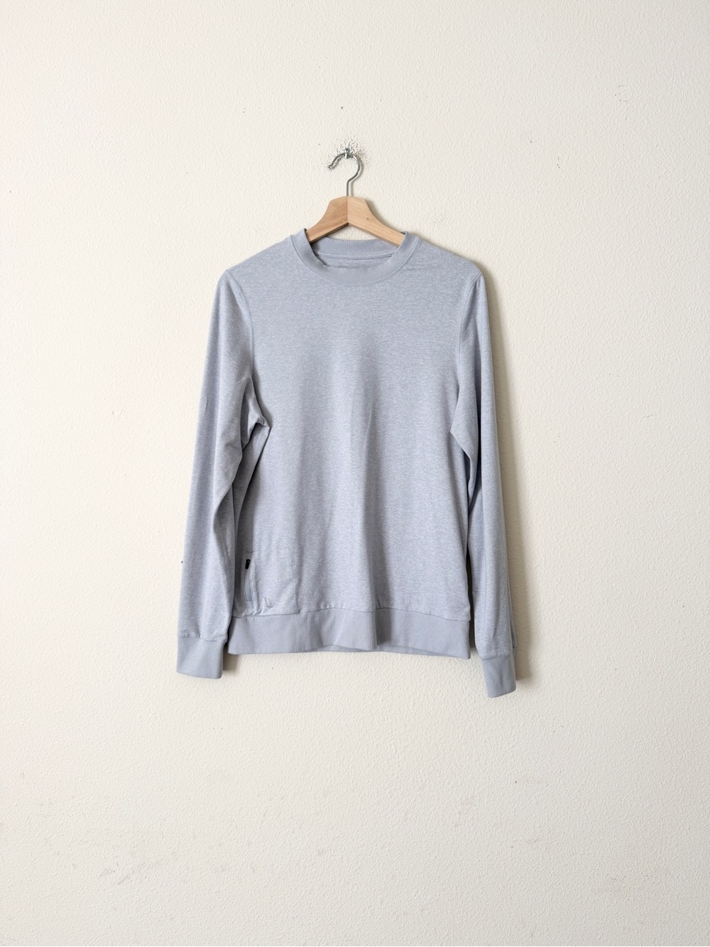Vuori men’s MEDIUM Ponto DreamKnit long sleeve top in light grey / blue